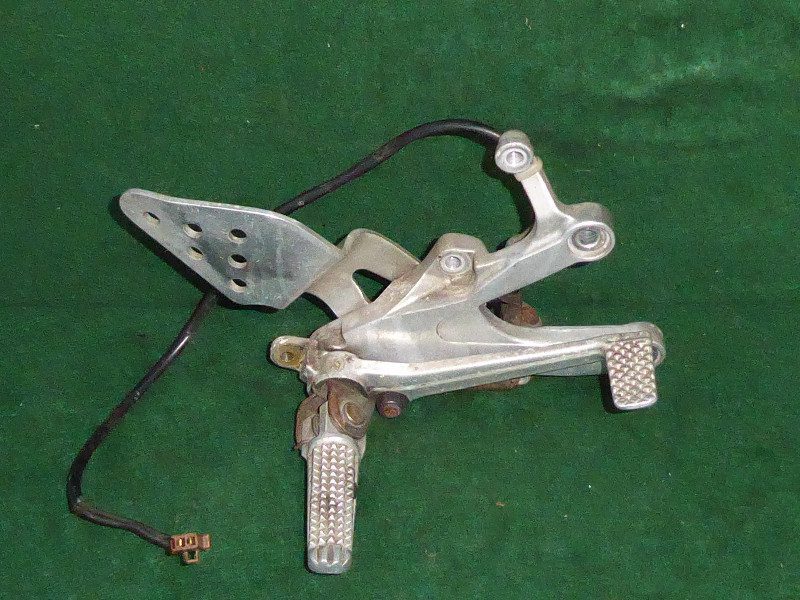 R6 RIGHT HAND FOOTREST 1999 5EB