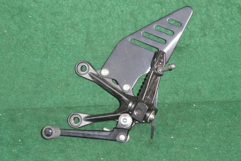 ZX6R LEFT FOOTREST 2009 2012