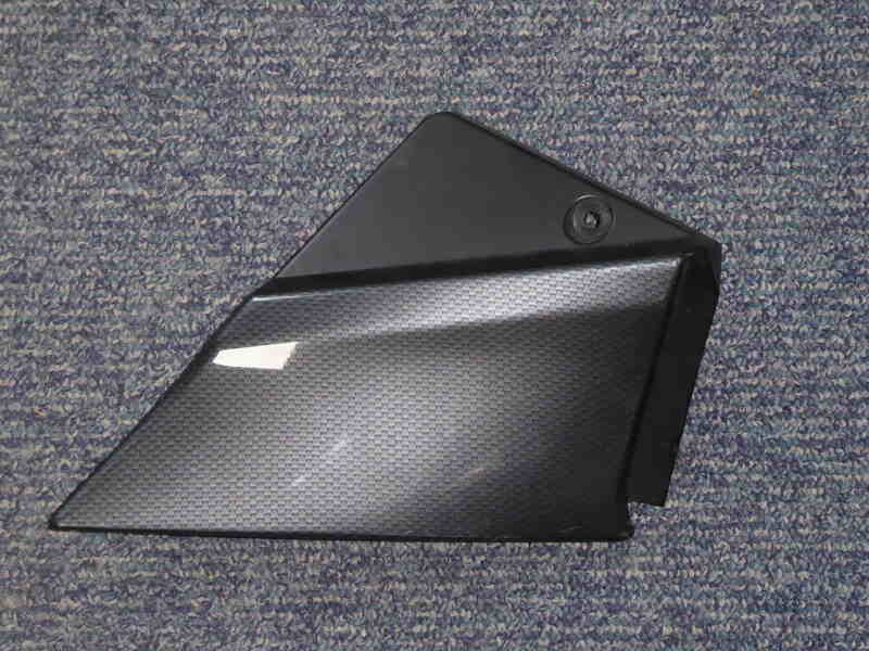 YAMAHA R1 1998 Right Black Tank Trim