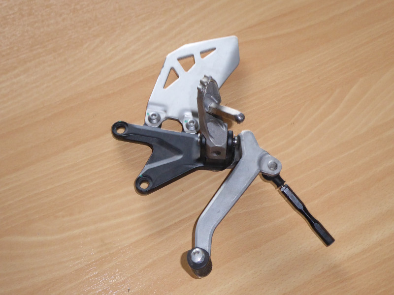 ZX10R LEFT FOOTREST 2020 2025