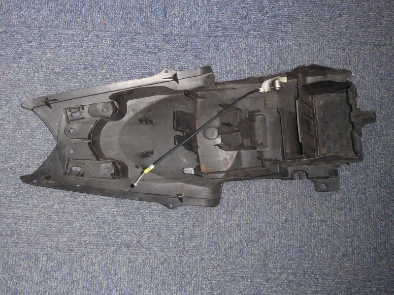 SUZUKI GSXR1000 BATTERY TRAY 2003 2004
