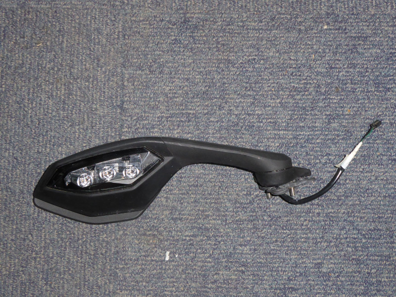 R1 RIGHT MIRROR 2015 2019